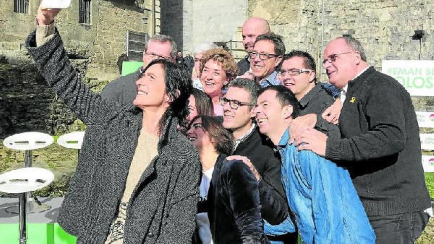 Olatz Peon hace un selfi al equipo que conforma su candidatura acompañados de Markel Olano y Joseba Egibar.