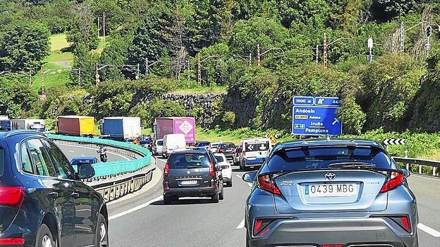 Colapso en la A-15 por el accidente de un camión en un túnel en Gipuzkoa