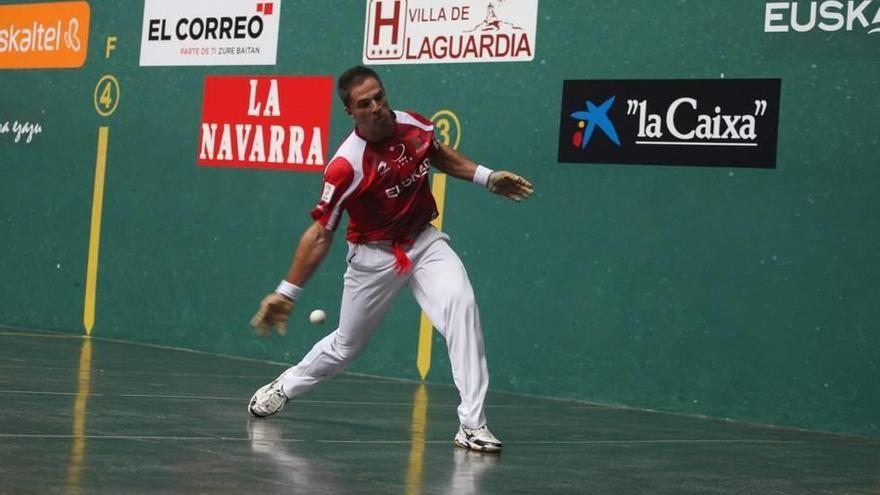 Aimar Olaizola se dispone a golpear la pelota.