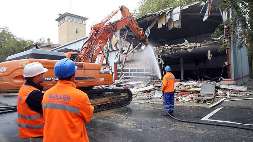 Un momento de las tareas de derribo del parque de Bomberos de la Media Luna.