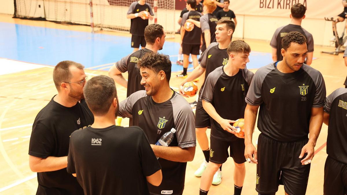 Los jugadores del Irudek Bidasoa Irun, durante un entrenamiento.