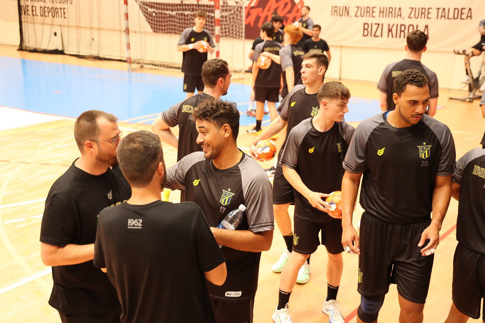 Los jugadores del Irudek Bidasoa Irun, durante un entrenamiento.