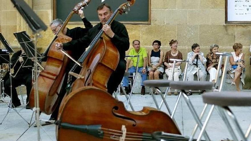 Un momento de la actuación de la Orquesta Sinfónica de Euskadi ayer en la plaza Zuloaga.