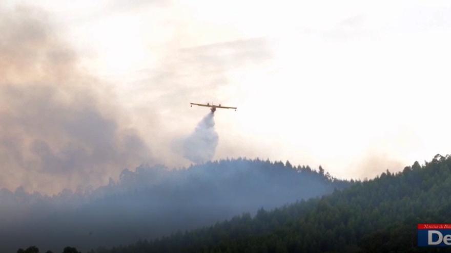 Dos hidroaviones trabajan para sofocar los incendios de La Arboleda y Berango