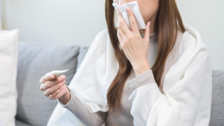 Es una enfermedad infecciosa poco frecuente que comienza con síntomas similares a los de la gripe.