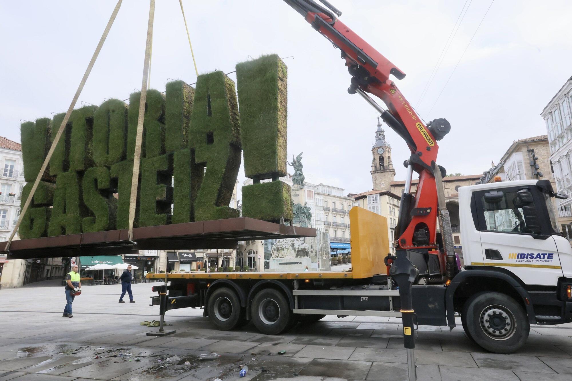Retirada estatua vegetal de la Virgen Blanca con motivo de las fiestas de Vitora-Gasteiz