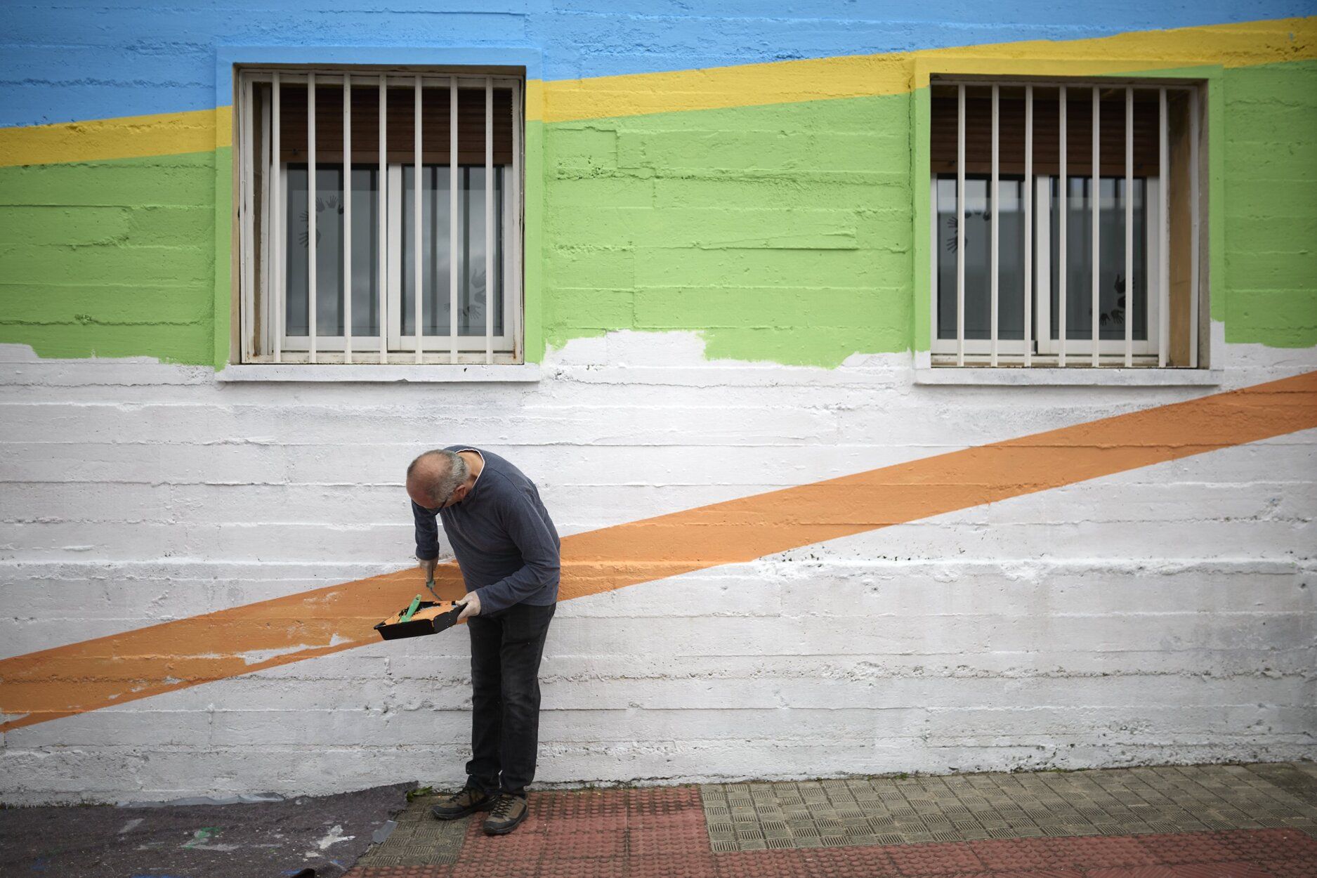 ASORNA cierra la Semana Internacional de las Personas Sordas creando un mural colectivo en su sede