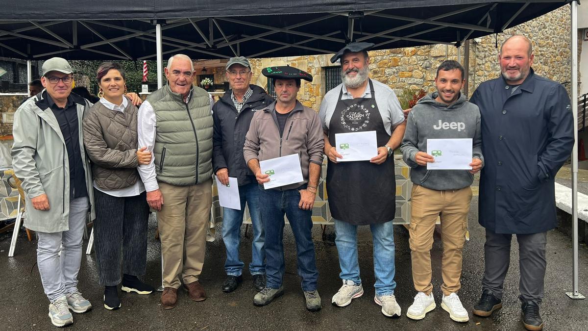 Los ganadores del concurso y autoridades.