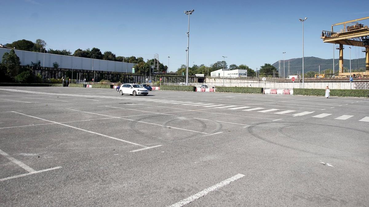 Suelo del parking de Ficoba donde están previstos proyectos de nuevas instalaciones deportivas.
