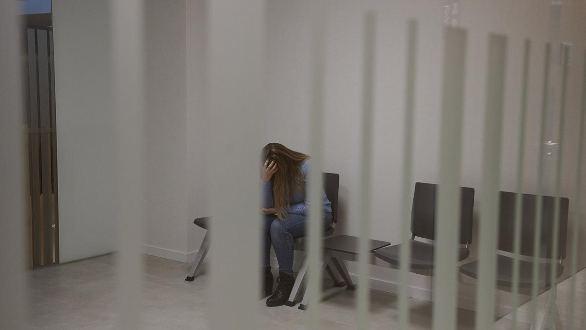 Una mujer, sentada en la sala de espera del Centro de Salud Mental de Lezkairu.