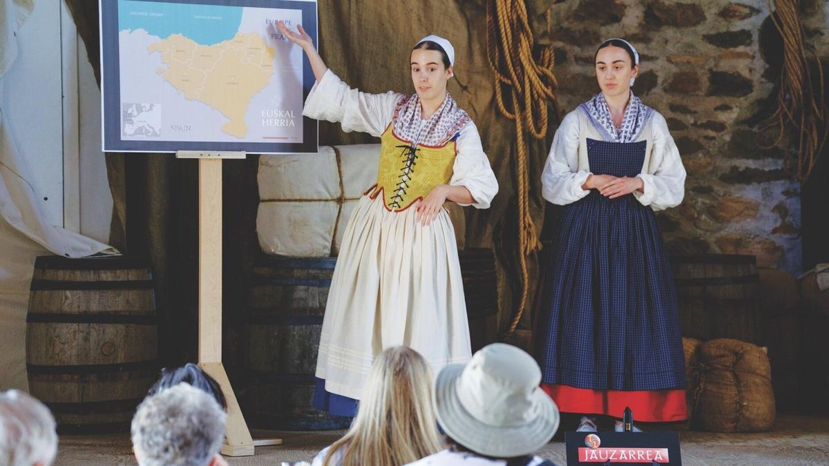 Dos voluntarias ofreciendo explicaciones en euskera que luego traducen al inglés o al francés.