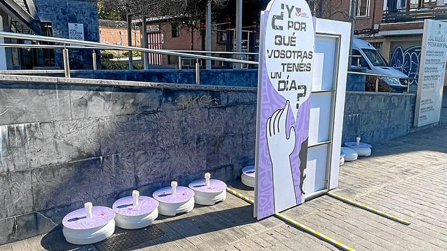 Vandalizan la exposición de Leioa por el 8-M ‘¿Y por qué vosotras tenéis un día?’