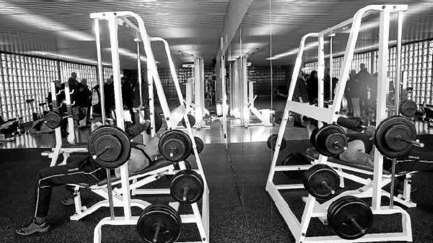 Imagen de la zona de peso libre de la sala de musculación donde se ha instalado suelo de caucho.