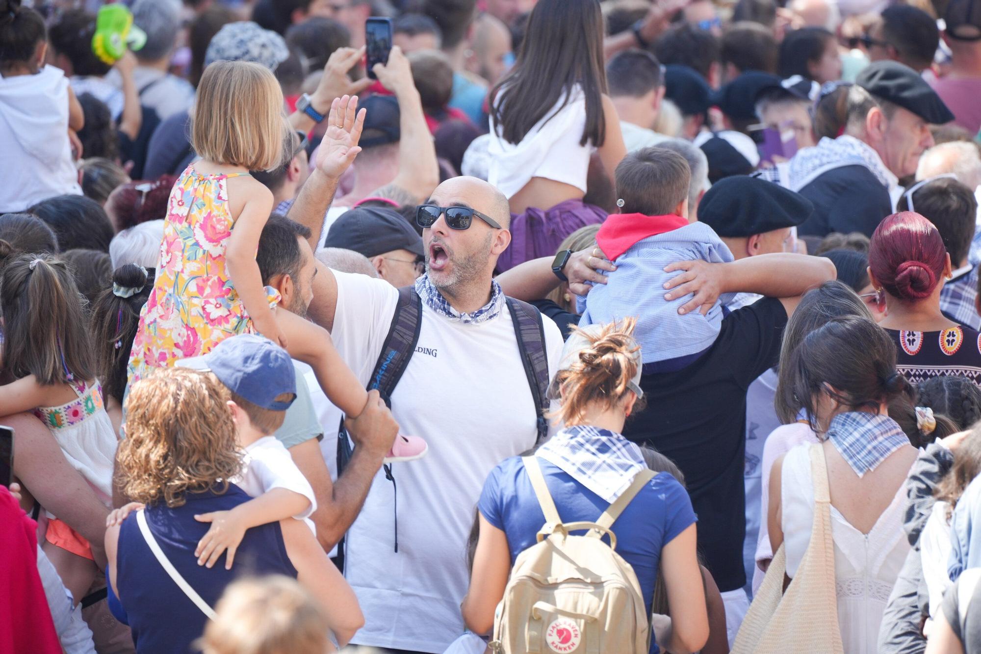 En imágenes: Edurne y Celedón Txiki abarrotan un año más la plaza de la Virgen Blanca