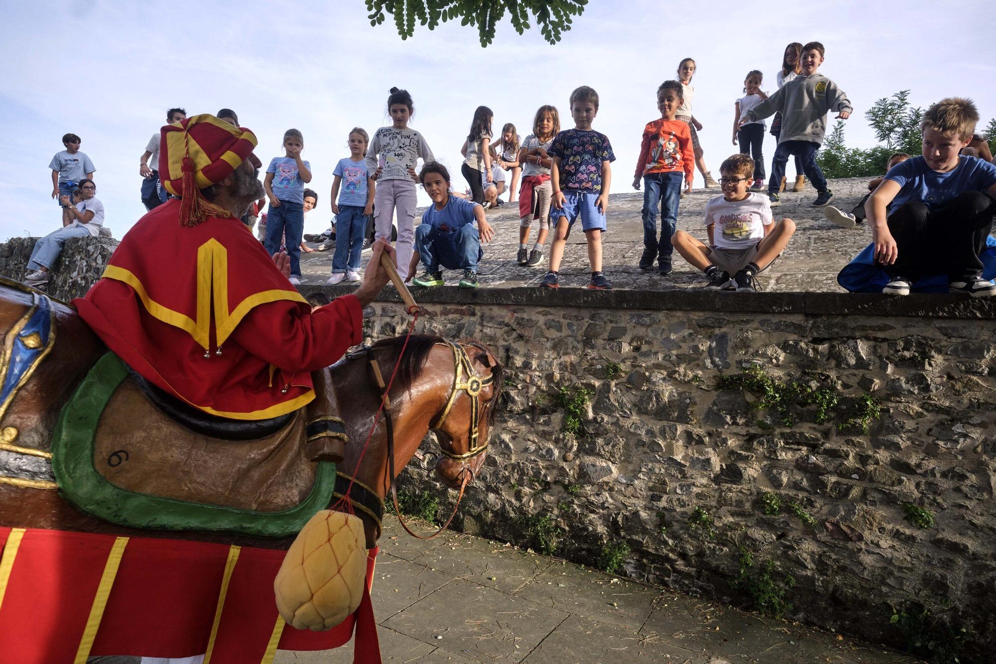 Comparsa de Gigantes y Cabezudos por San Fermín Txikito