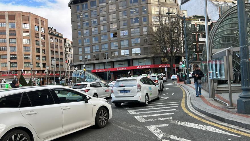 Los taxis colapsan los accesos a Bilbao y obligan a cortar la Gran Vía hacia el Ayuntamiento