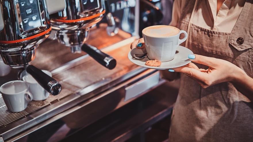 Los expertos alertan: el café que tomas cada día en el bar está dañando tu salud