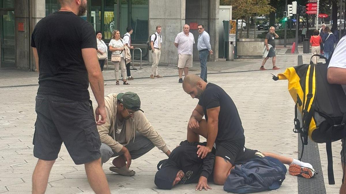 El presunto ladrón ha sido retenido por tres hombres frente a la estación de metro de Bilbao