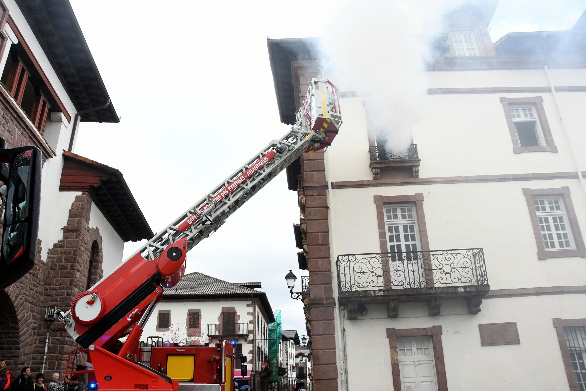 Las sirenas rompen el silencio de Elizondo