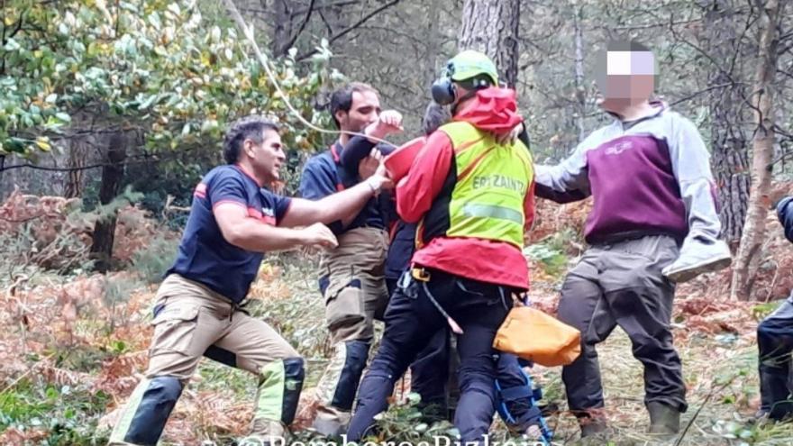 Los bomberos rescatan a una persona herida en Orozko
