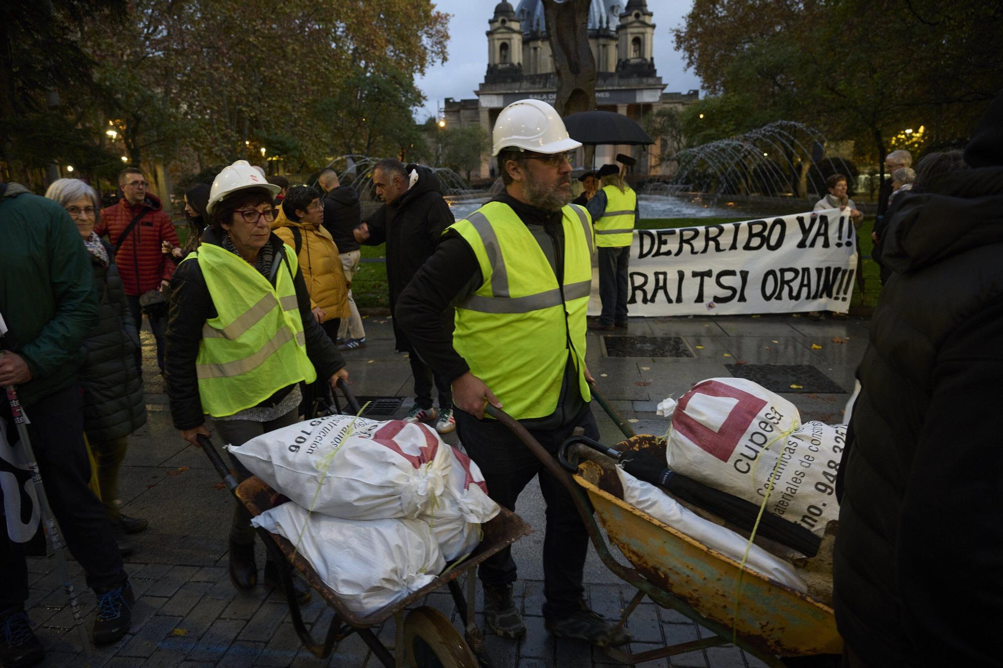 Manifestación de las asociaciones memorialistas para pedir el derribo del Monumento