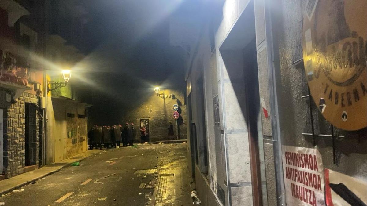 Imagen del casco viejo de Tolosa, con agentes antidisturbios al fondo