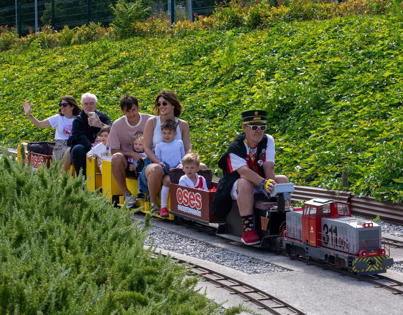 FOTOS | Budimir disfruta con su familia y se monta en el tren de Trinitarios