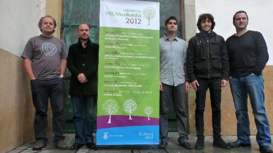 De izquierda a derecha, Alberdi, Morales, Saez de Ibarra, Vitoria y Urteaga, ayer, en la presentación.