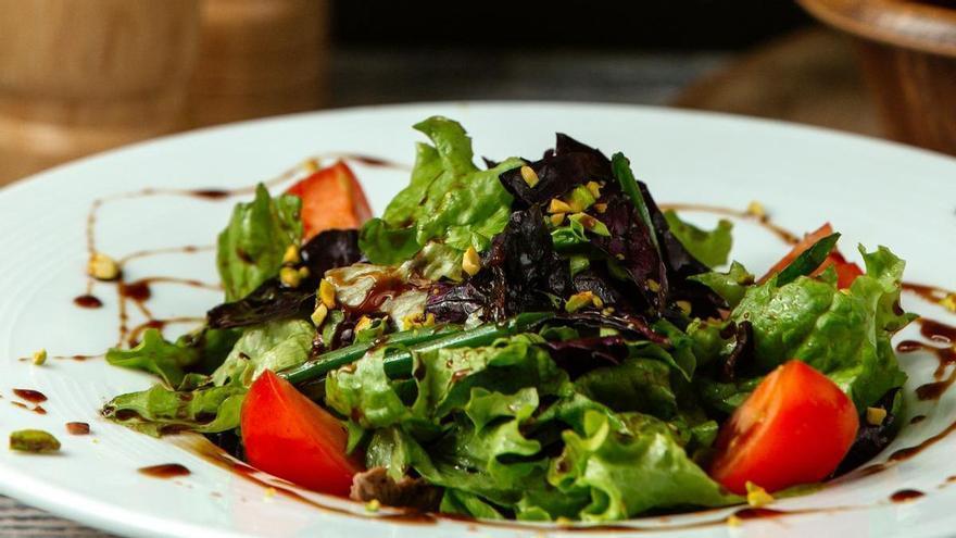 Tres vinagres (y sus beneficios) para aliñar ensaladas de verano