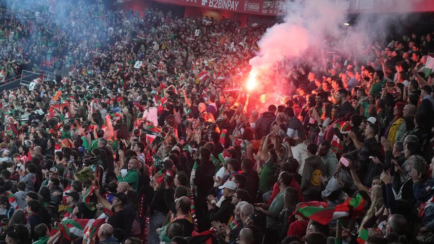 La Comisión Antiviolencia propone una sanción de 10.000 euros a la FVF por las bengalas en San Mamés en el partido de Palestina