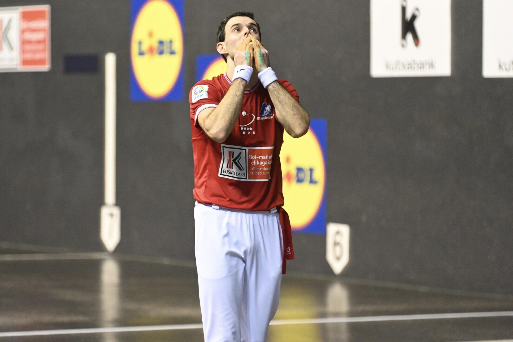 Peio Etxeberria, finalista del Cuatro y Medio por tercera vez consecutiva después de ganar a Altuna III en el Atano III de Donostia.