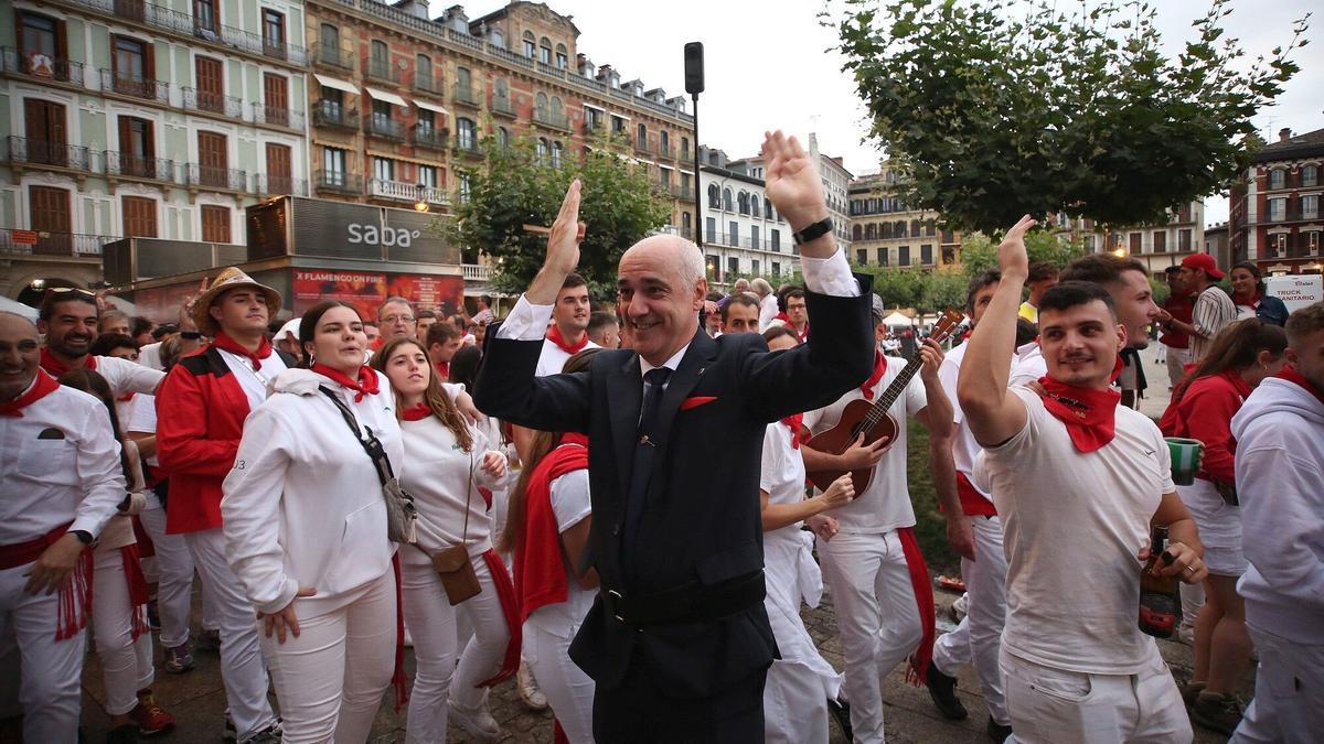 Las dianas del 7 de julio, las más esperadas, salen desde Chapitela para regocijo de los noctámbulos y los más madrugadores. En la imagen, Jesús Garisoáin dirige a La Pamplonesa.