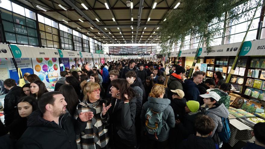 Entusiasmo juvenil en un arranque multitudinario de la Durangoko Azoka