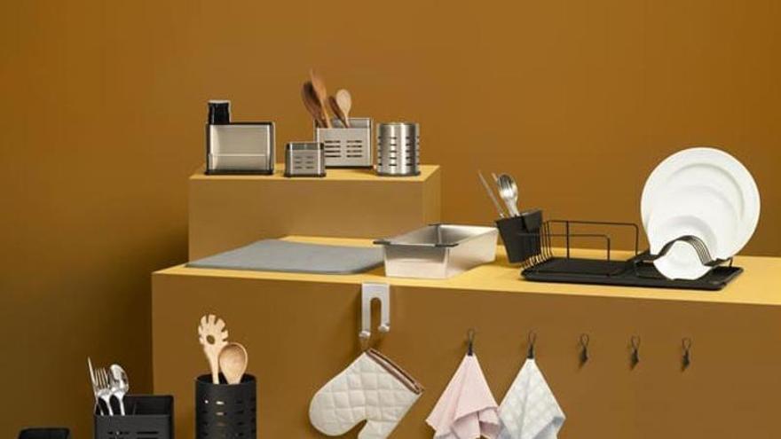 Perspectiva general de una cocina, con el dispensador de jabón negro Delinia de Leroy Merlin