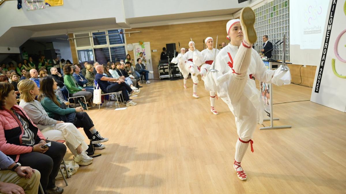 Kilometroen irekiera ofizialean, protagonista izan zen Errosario Ama Birjinaren soka-dantzako ezpatadantza