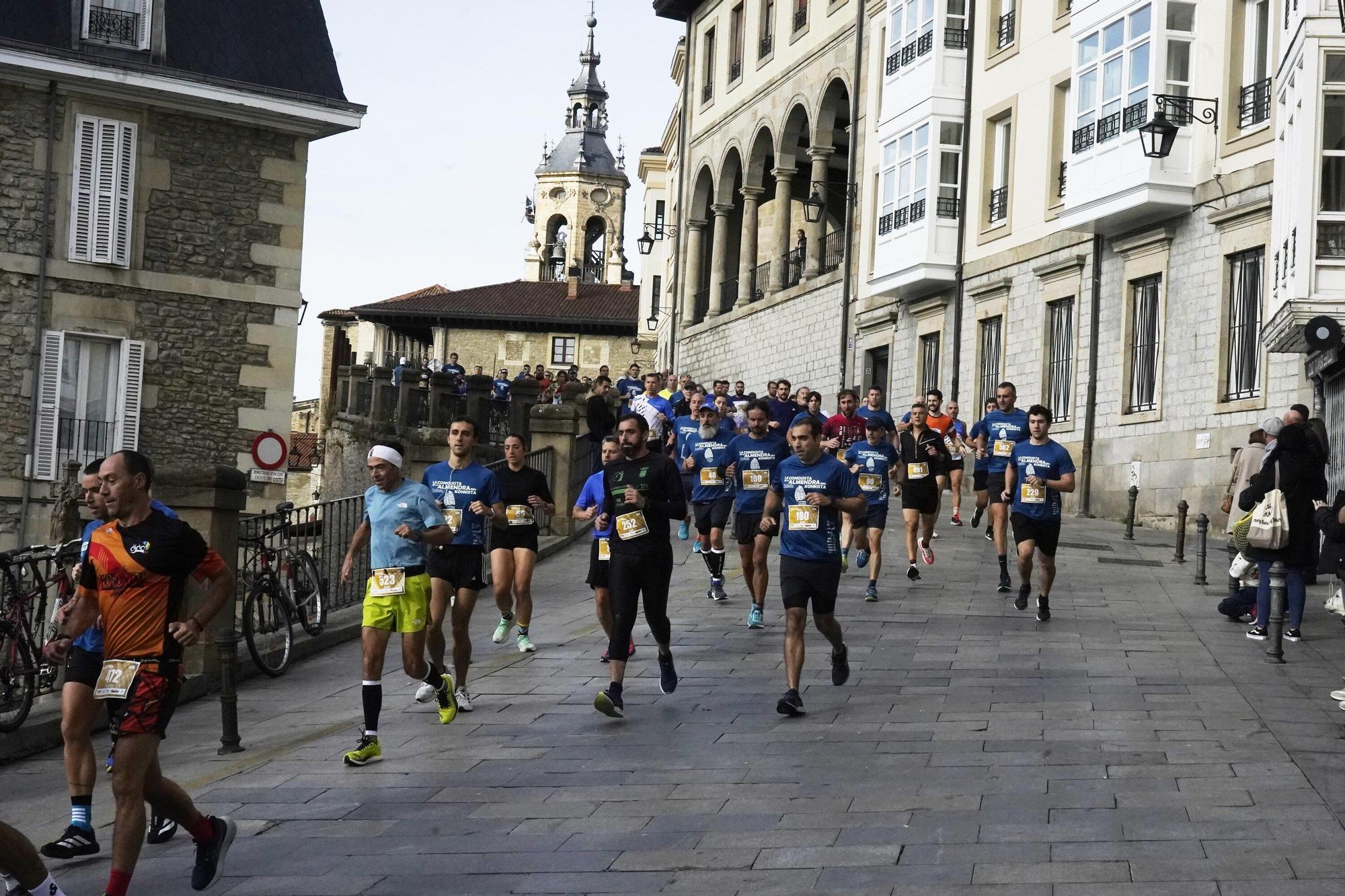 En imágenes: Miles de personas conquistan la Almendra de Gasteiz