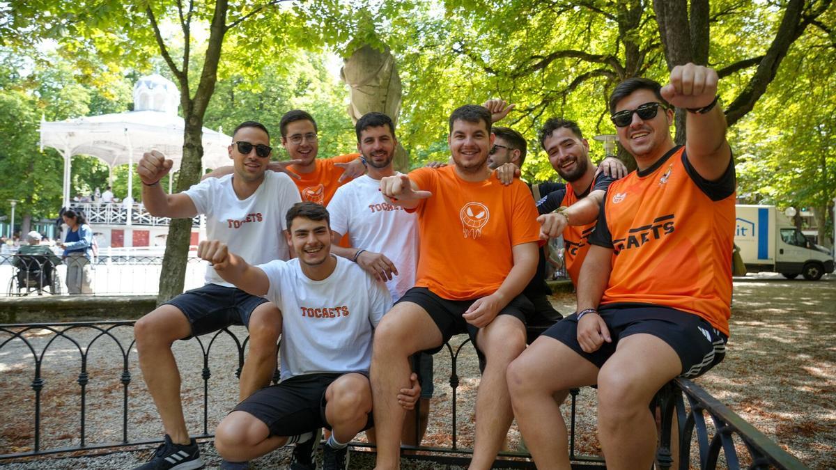 Músicos de la txaranga Els Tocaets en el parque de La Florida.