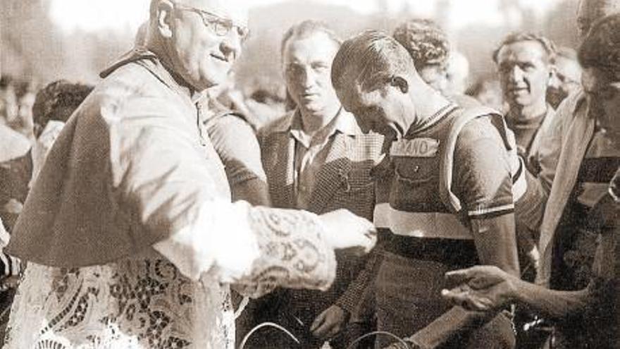Gino Bartali recibe la bendición de un sacerdote durante el Tour de 1948.