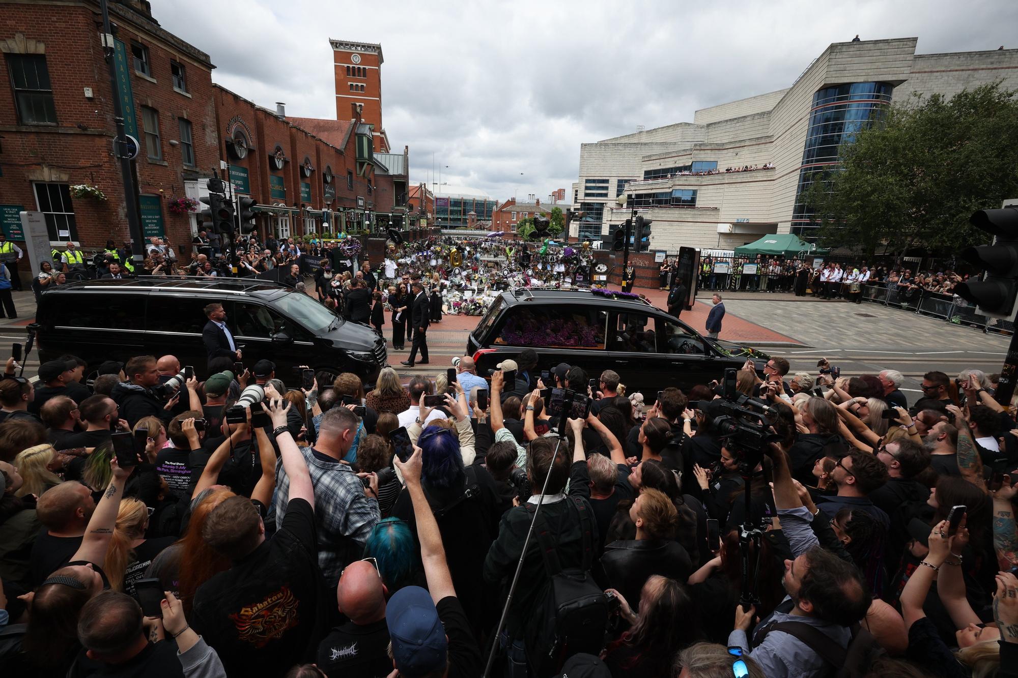 Multitudinario funeral de Ozzy Osbourne en Birmingham