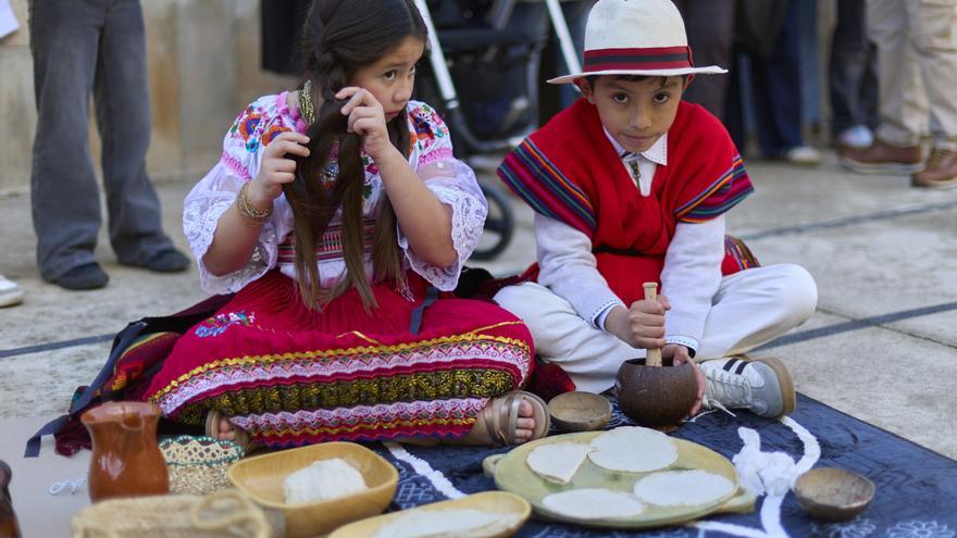 Fotos de la feria intercultural del proyecto 'Un mundo en nuestro centro' del Colegio Regina Pacis de Burlada