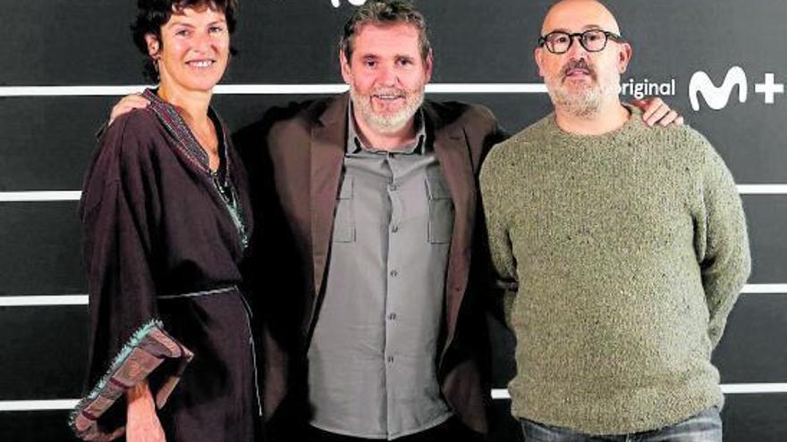 El director Jorge Coira, entre Mónica López y Javier Cámara, en la presentación del rodaje.