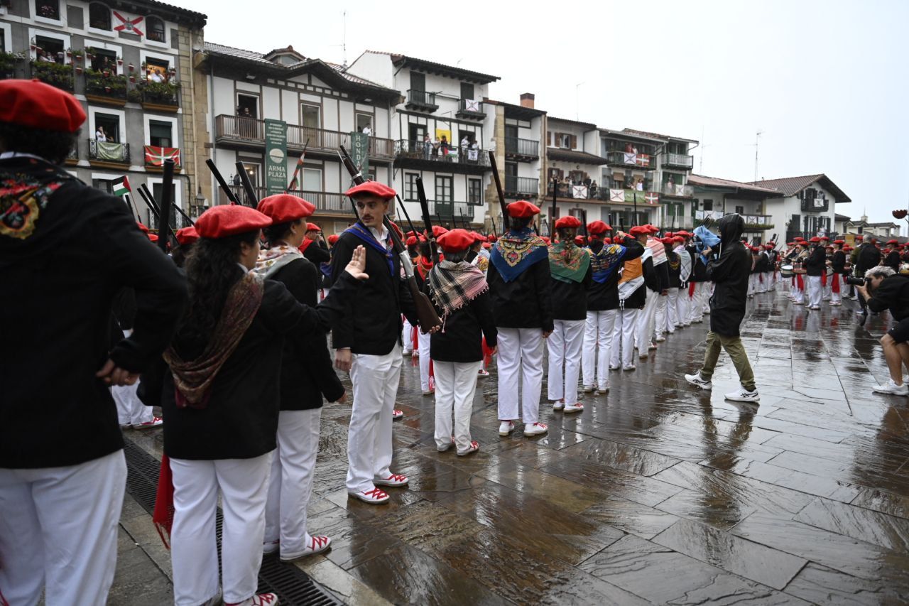 La compañía Jaizkibel desfila en Hondarribia