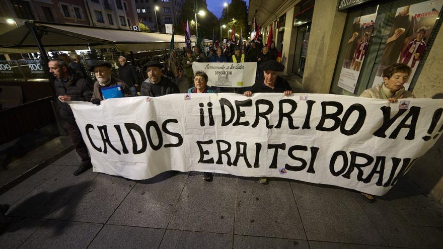 Manifestación fUEROSde las asociaciones memorialistas para pedir el derribo del Monumento