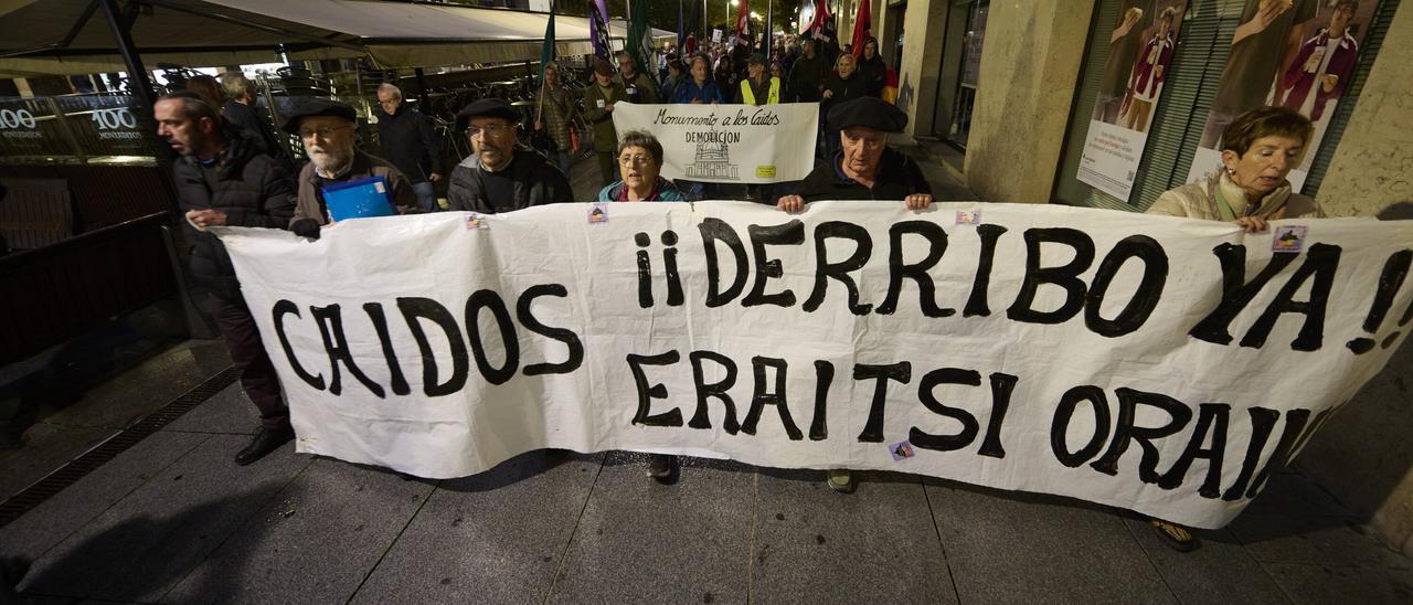 Piden derribar los Caídos, un edificio que se usa &quot;para honrar a los asesinos&quot;