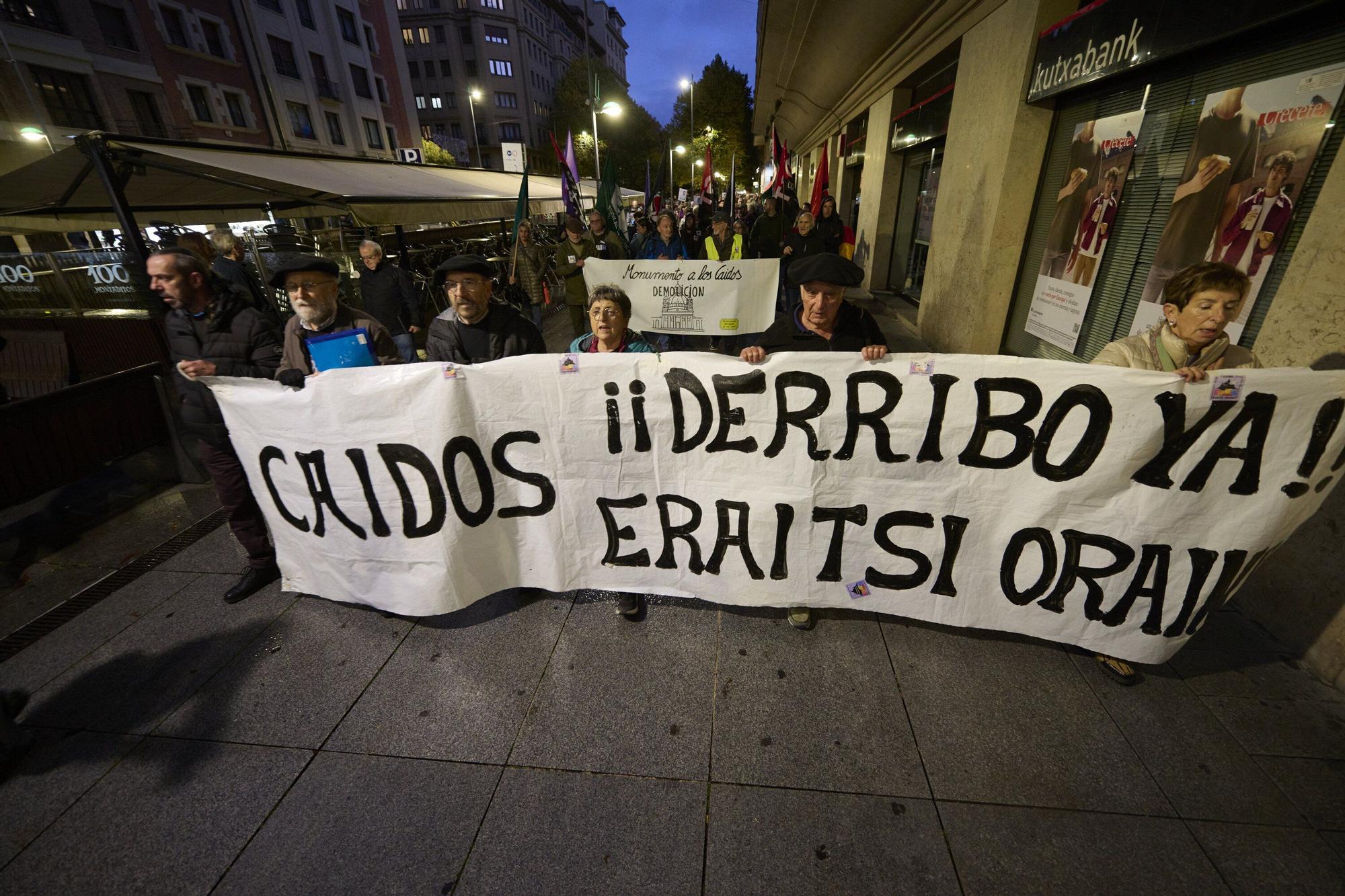 Manifestación de las asociaciones memorialistas para pedir el derribo del Monumento