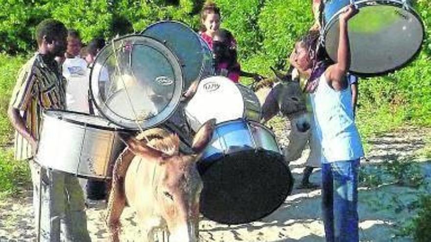 Decenas de niños en Lamu, Kenia, aprenden percusión -y mucho más- con Bloko del Valle