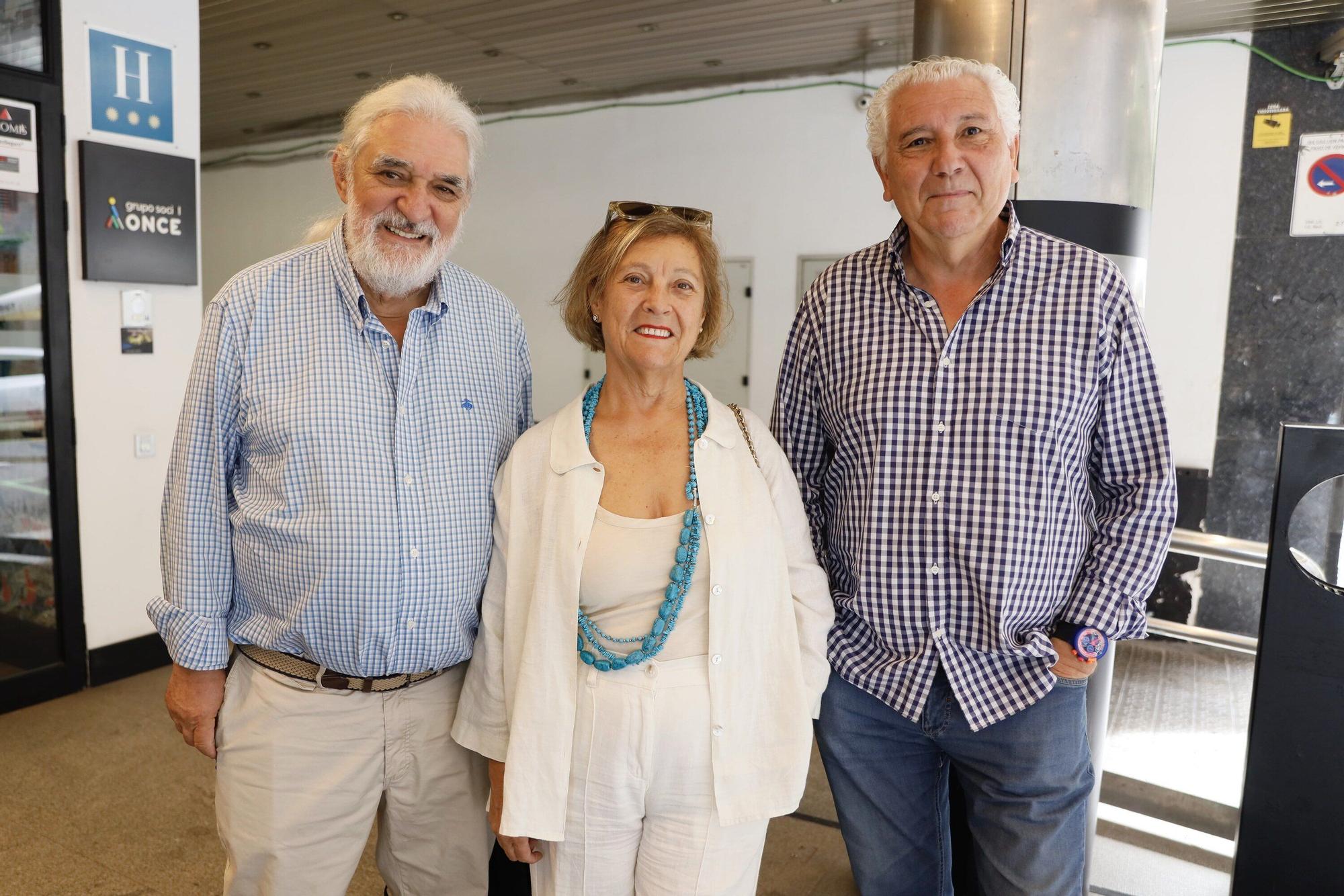 Marino Montero; la presidenta de la Confederación Vasca de Comercio, Julia Diéguez, y Julio Aristín.