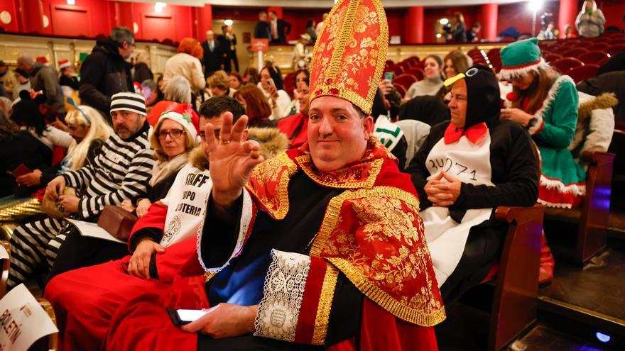 El público accede al Teatro Real tras una larga cola de horas de espera: "Que abran ya, que el público se va"
