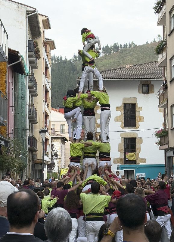 Castellers, gigantes y carrera popular en las Agorreko Santikutzak de Legazpi
