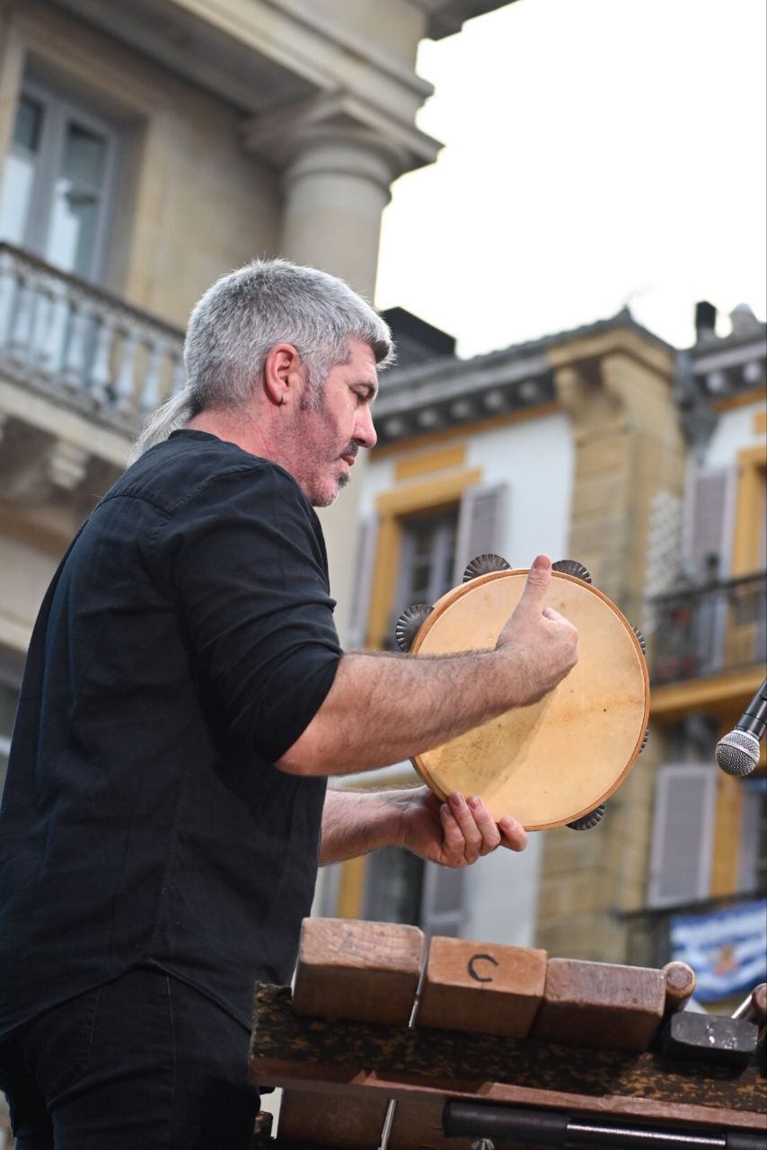 Alarde de Txistularis en la plaza de la Constitución